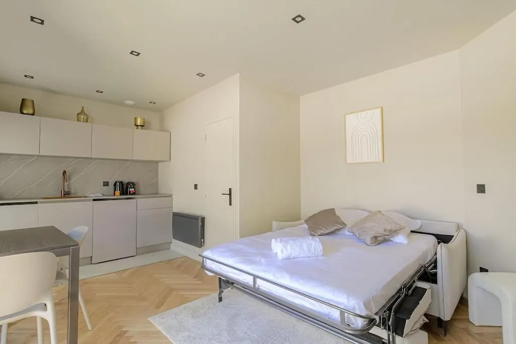 Petit Studio Compact Et Moderne, Ecully Apartment