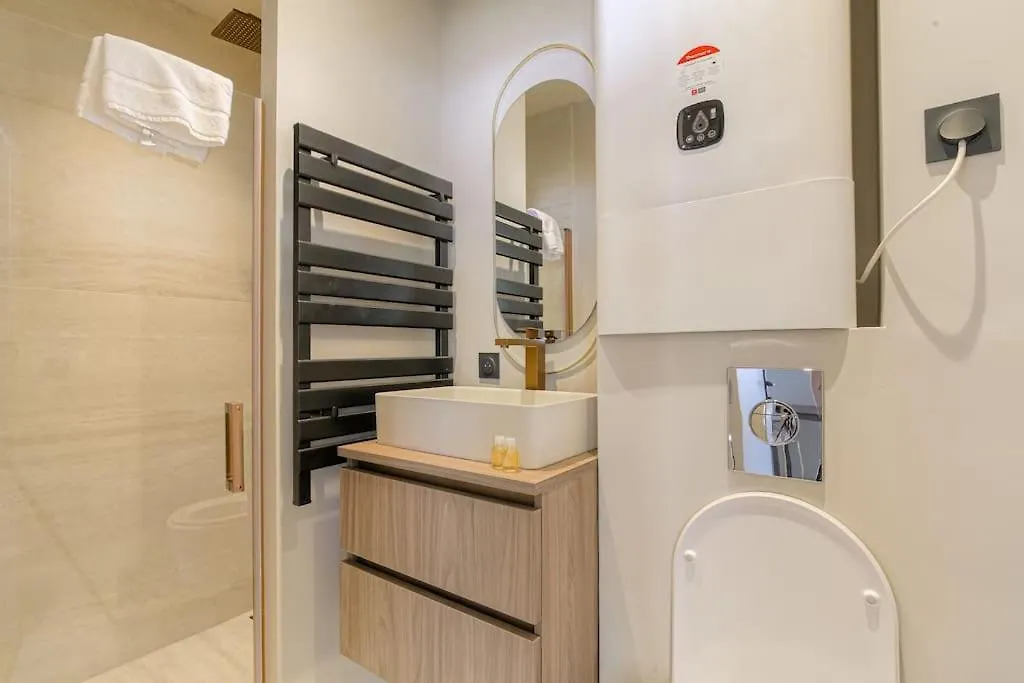 Petit Studio Compact Et Moderne, Ecully Apartment