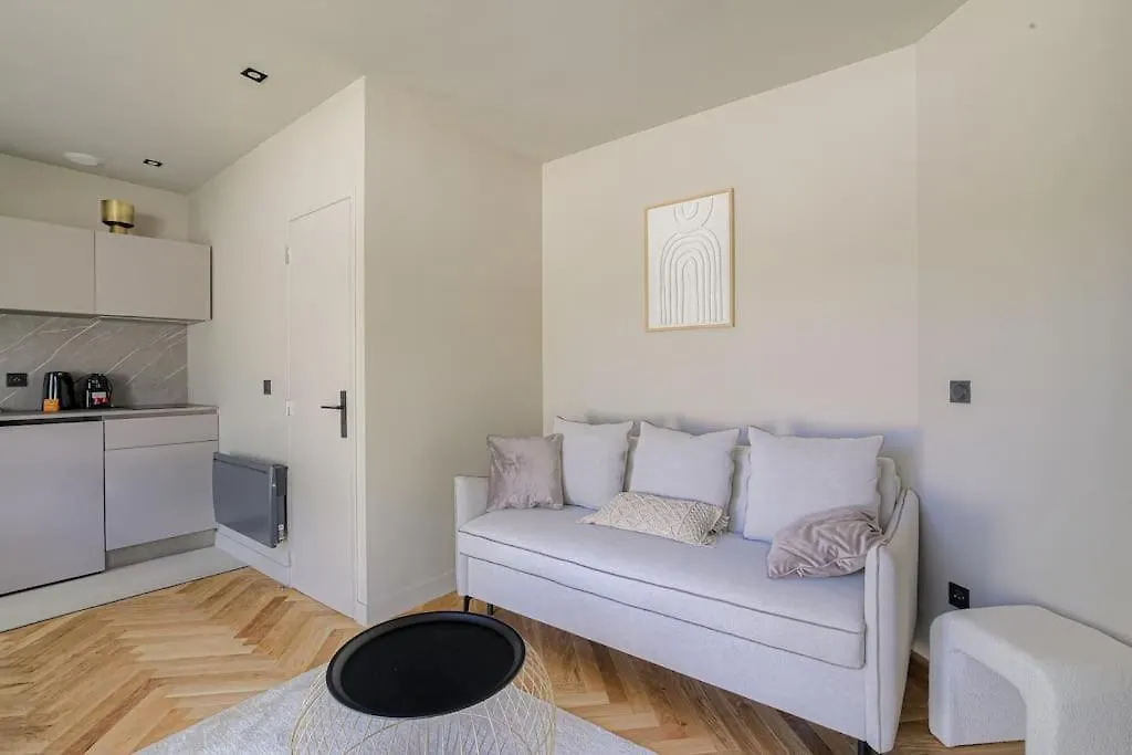 Petit Studio Compact Et Moderne, Ecully