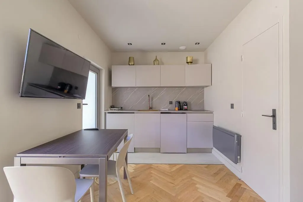 Apartment Petit Studio Compact Et Moderne, Ecully
